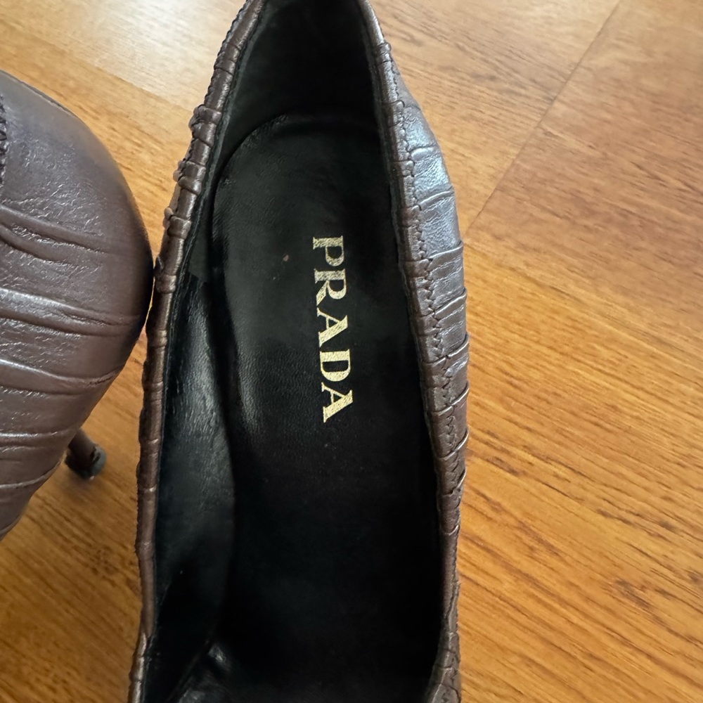 Prada Pleated Vero Cuoio Pointed Toe Pumps Size 37 Gray Brown - Picture 3 of 8